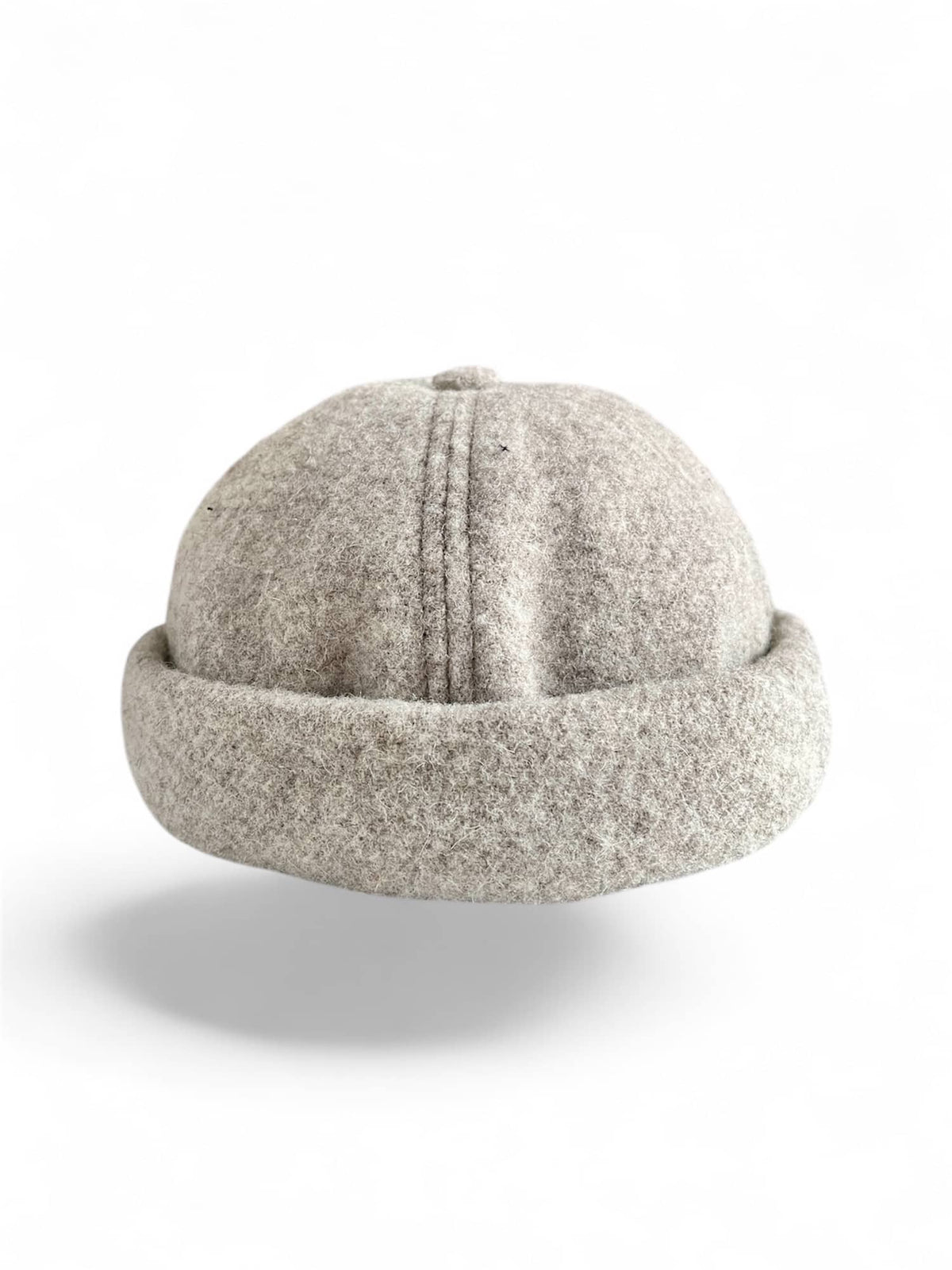 Bonnet Docker Miki d'hiver mixte, en taille unique réglable, en laine naturelle des Pyrénées gris clair, artisanat made in france.