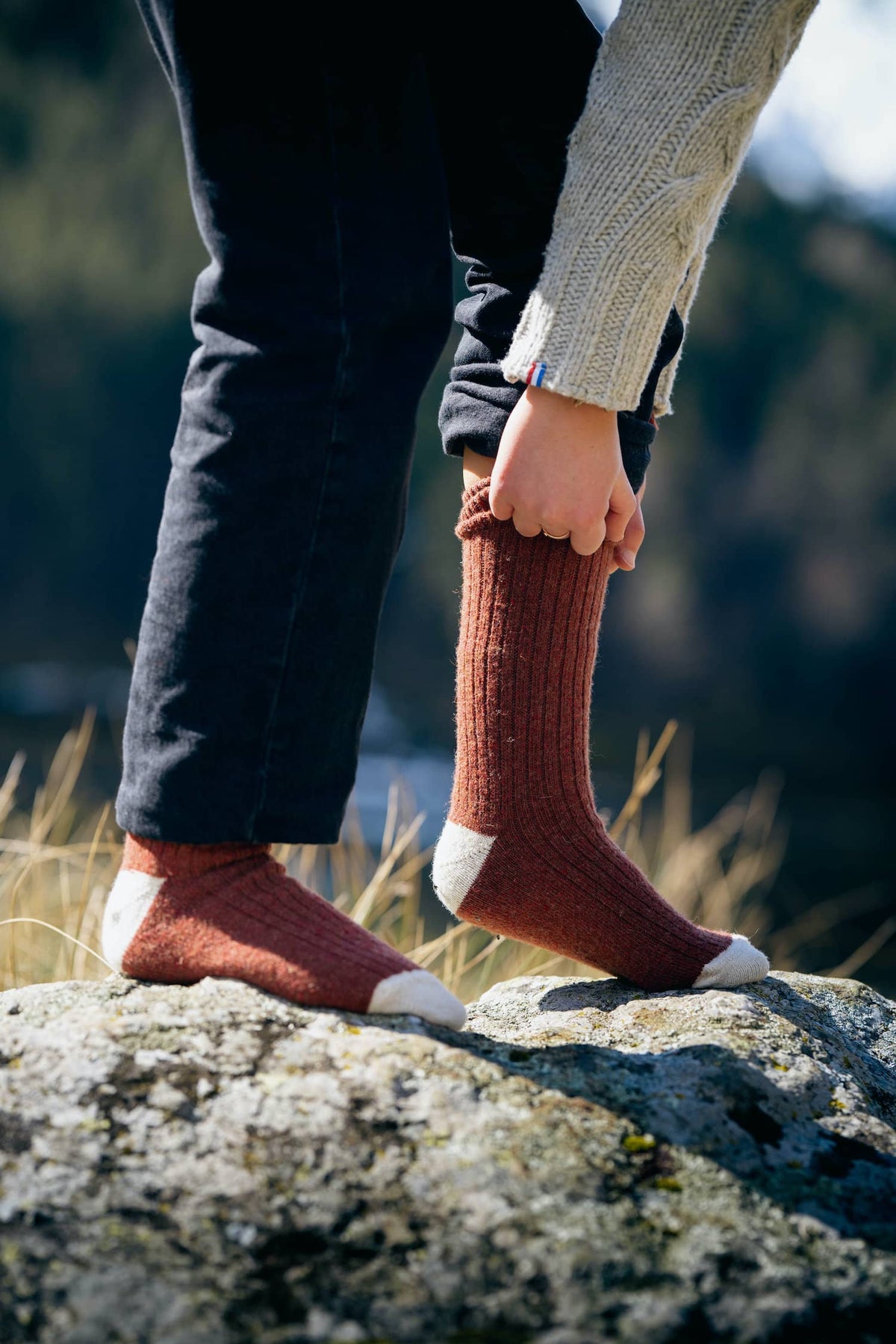 chaussettes en laine éthiques et responsables, cognac et blanc écru, laine des Pyrénées et coton recyclé, made in France, maison izard