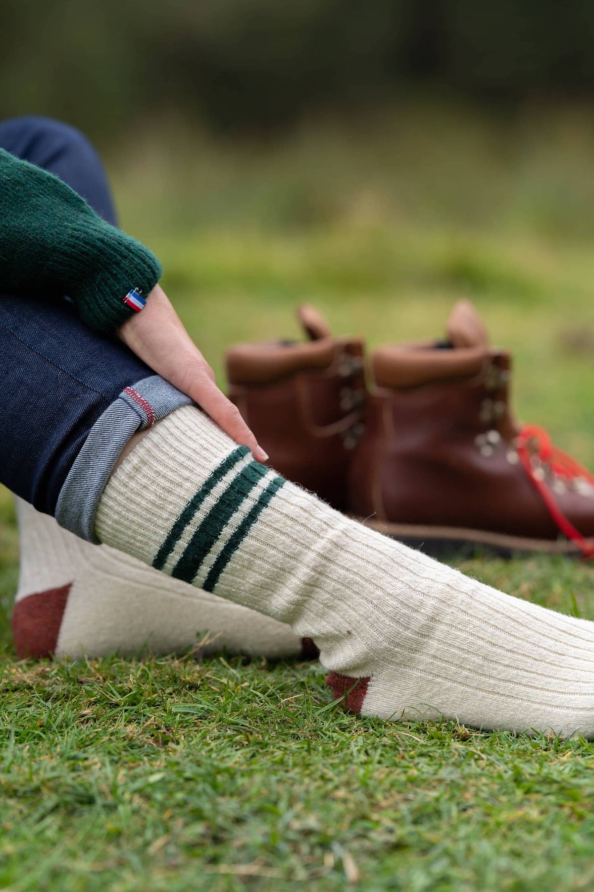 chaussettes tricolores en laine éthiques et responsables, blanc écru, vert sapin et cognac, laine des Pyrénées et coton recyclé, made in France, maison izard