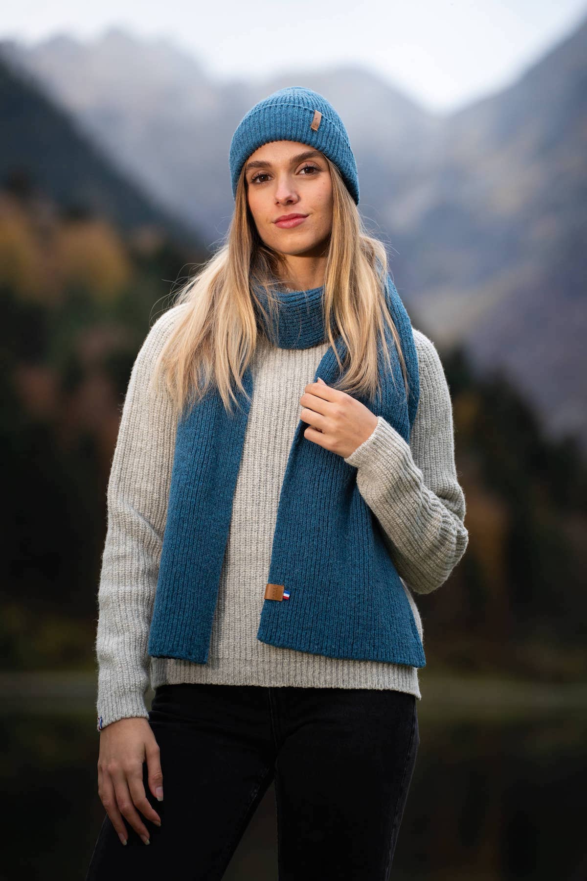 Echarpe, étole, Laneya pour femme et homme (mixte), bleu océan, presque bleu jeans, en laine naturelle des pyrénées et coton recyclé, maison izard, artisanat made in france.