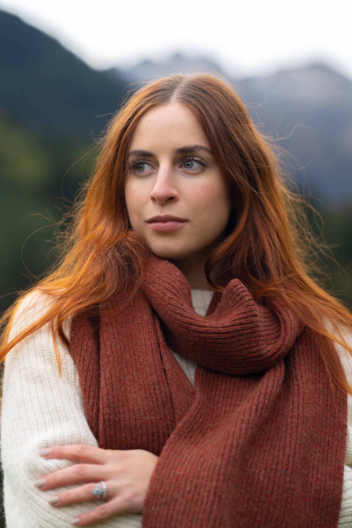 écharpe femme éthique et responsable, cognac, rouge brique, rouille, en laine des Pyrénées et coton recyclé, made in France, maison izard