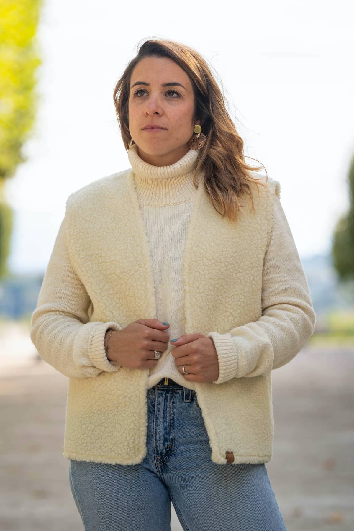 gilet de berger en mouton blanc écru, sans manche, femme, laine naturelle des pyrénées françaises, artisanat made in france, maison izard