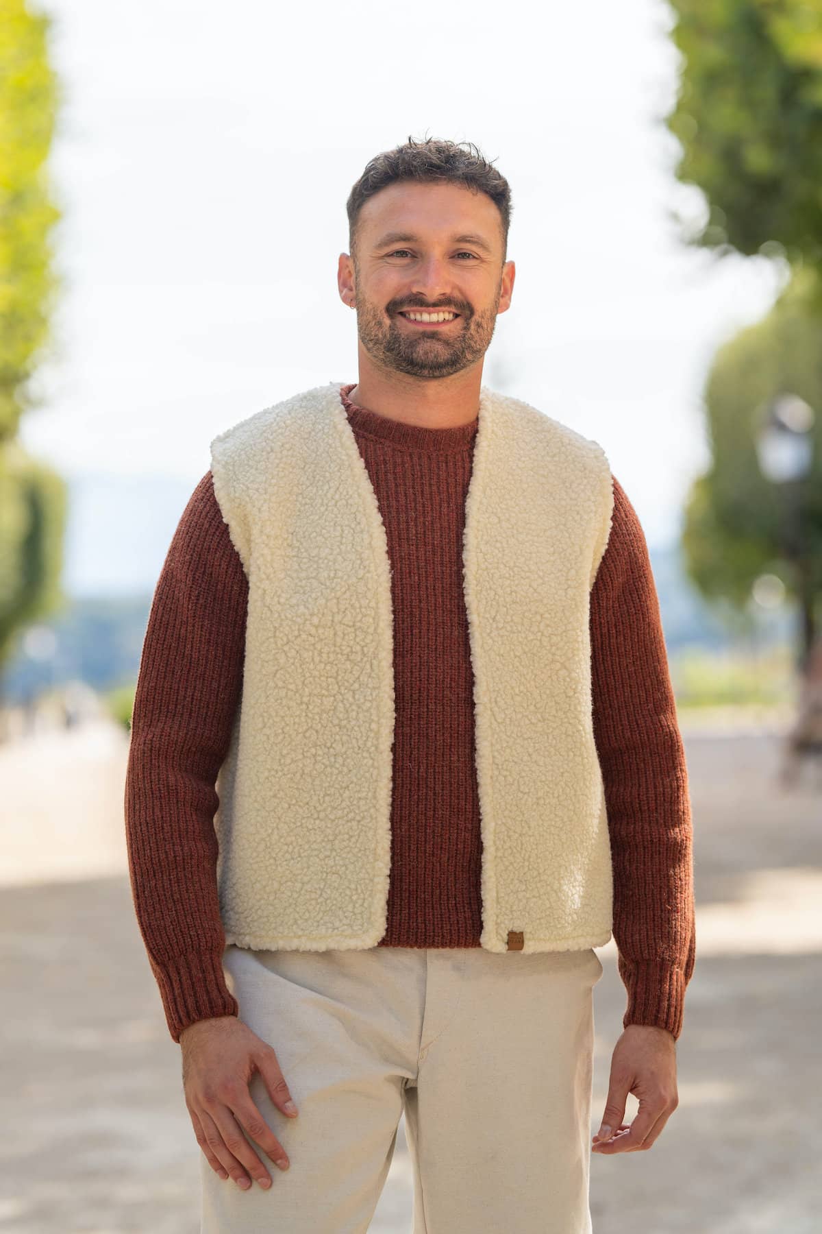 gilet de berger en mouton blanc écru, sans manche, homme, laine naturelle des pyrénées françaises, artisanat made in france, maison izard
