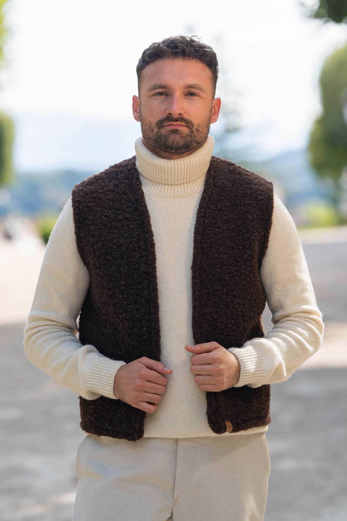 gilet de berger en mouton marron, sans manche, homme, laine naturelle des pyrénées françaises, artisanat made in france, maison izard