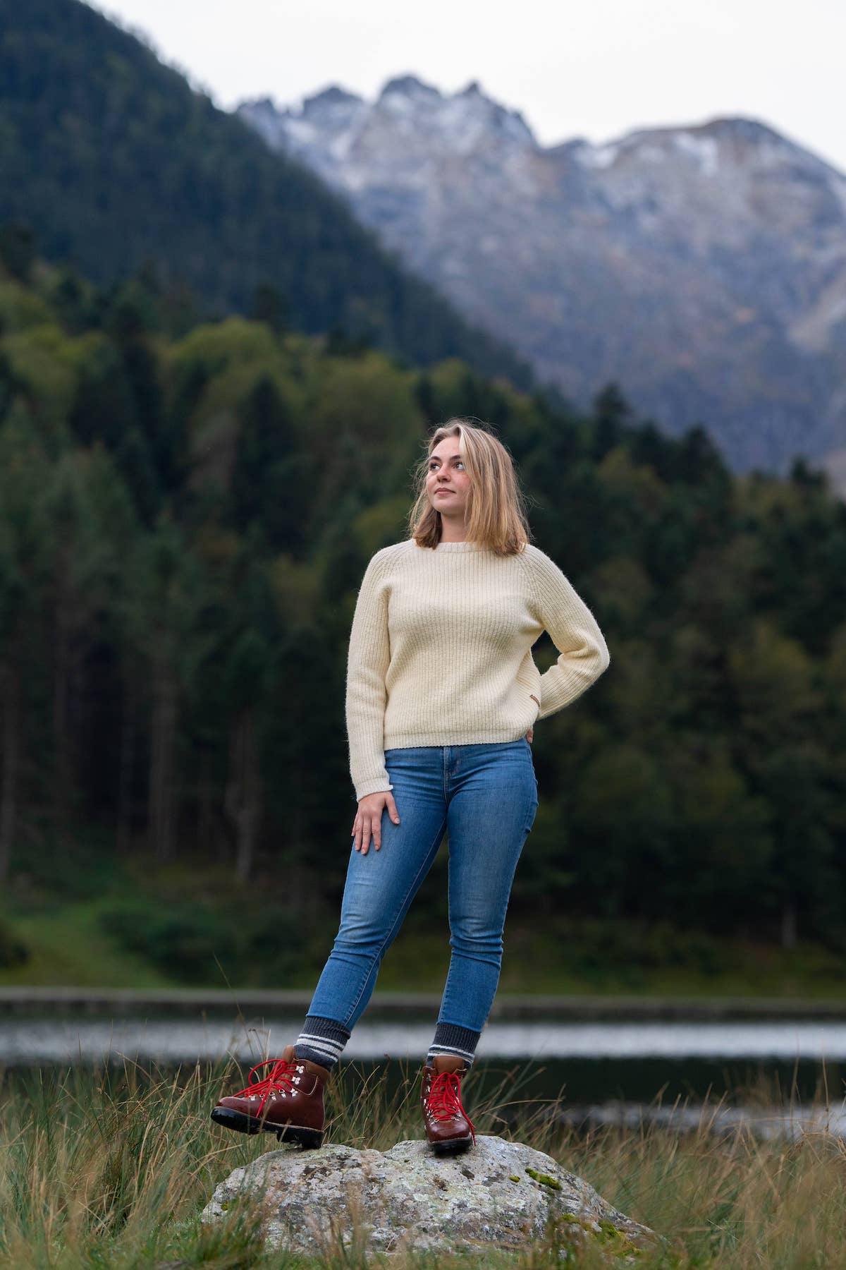 Pull éthique et responsable femme Néou, raglan à cote, écru blanc, en laine naturelle des Pyrenées et coton recycle Maison Izard artisanat made in France