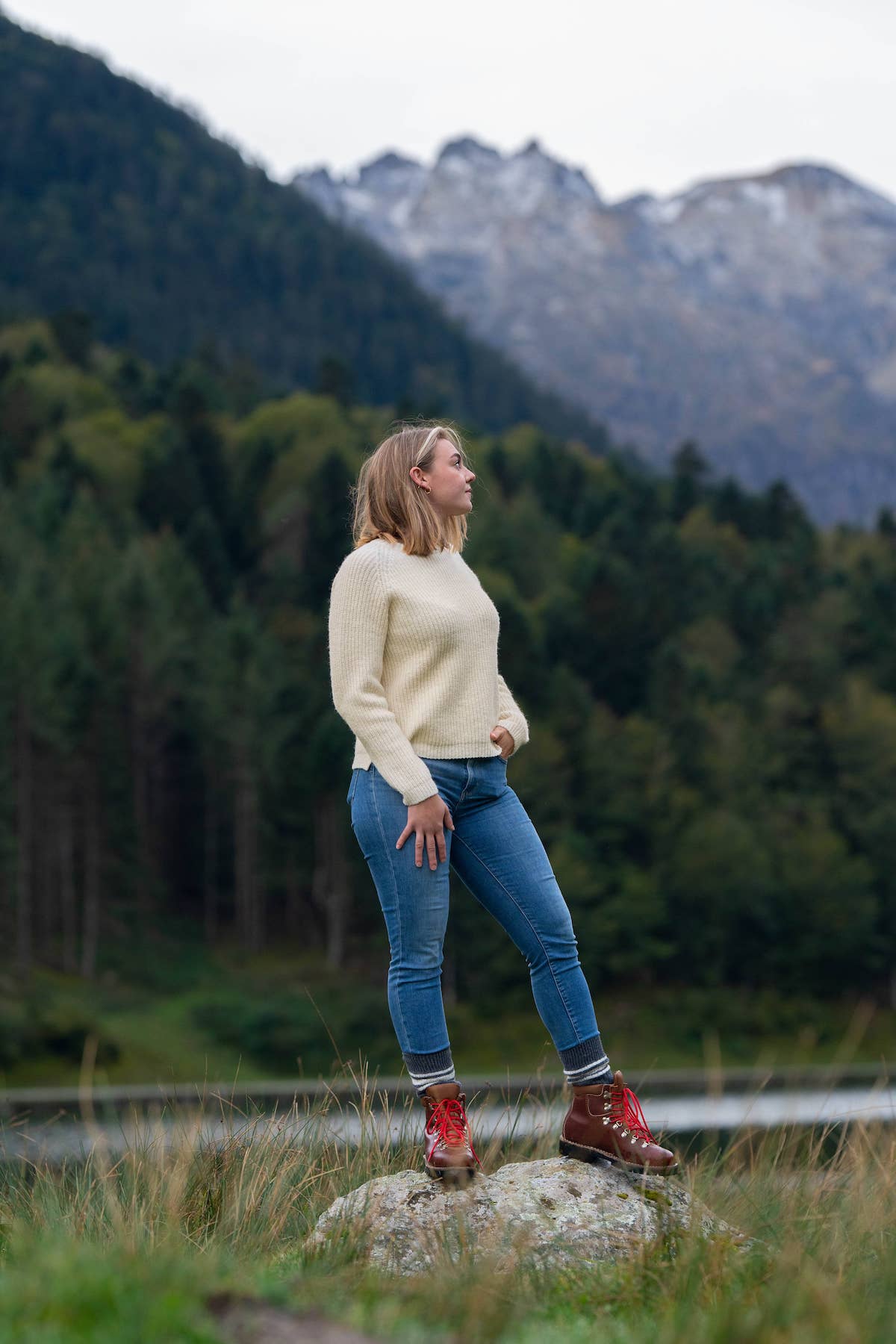 Pull éthique et responsable femme Néou, raglan à cote, écru blanc, en laine naturelle des Pyrenées et coton recycle Maison Izard artisanat made in France