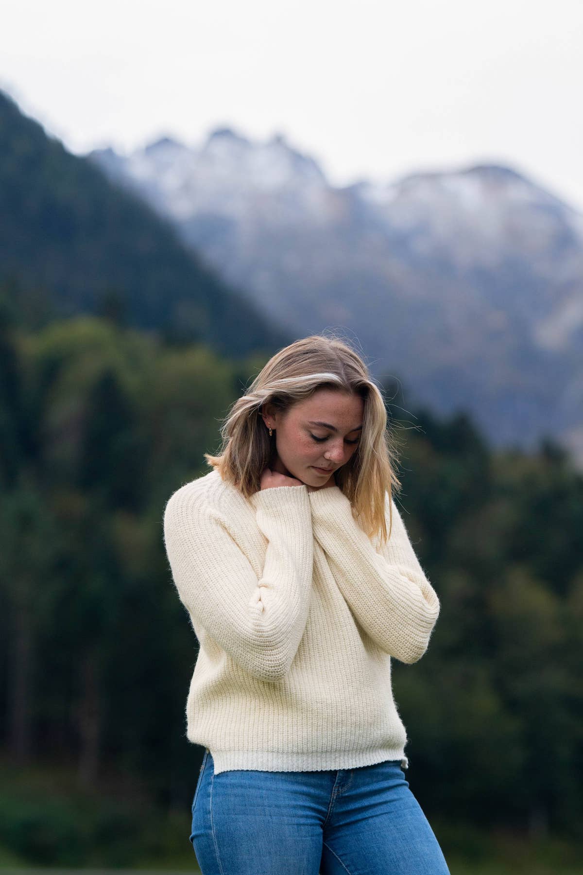 Pull éthique et responsable femme Néou, raglan à cote, écru blanc, en laine naturelle des Pyrenées et coton recycle Maison Izard artisanat made in France