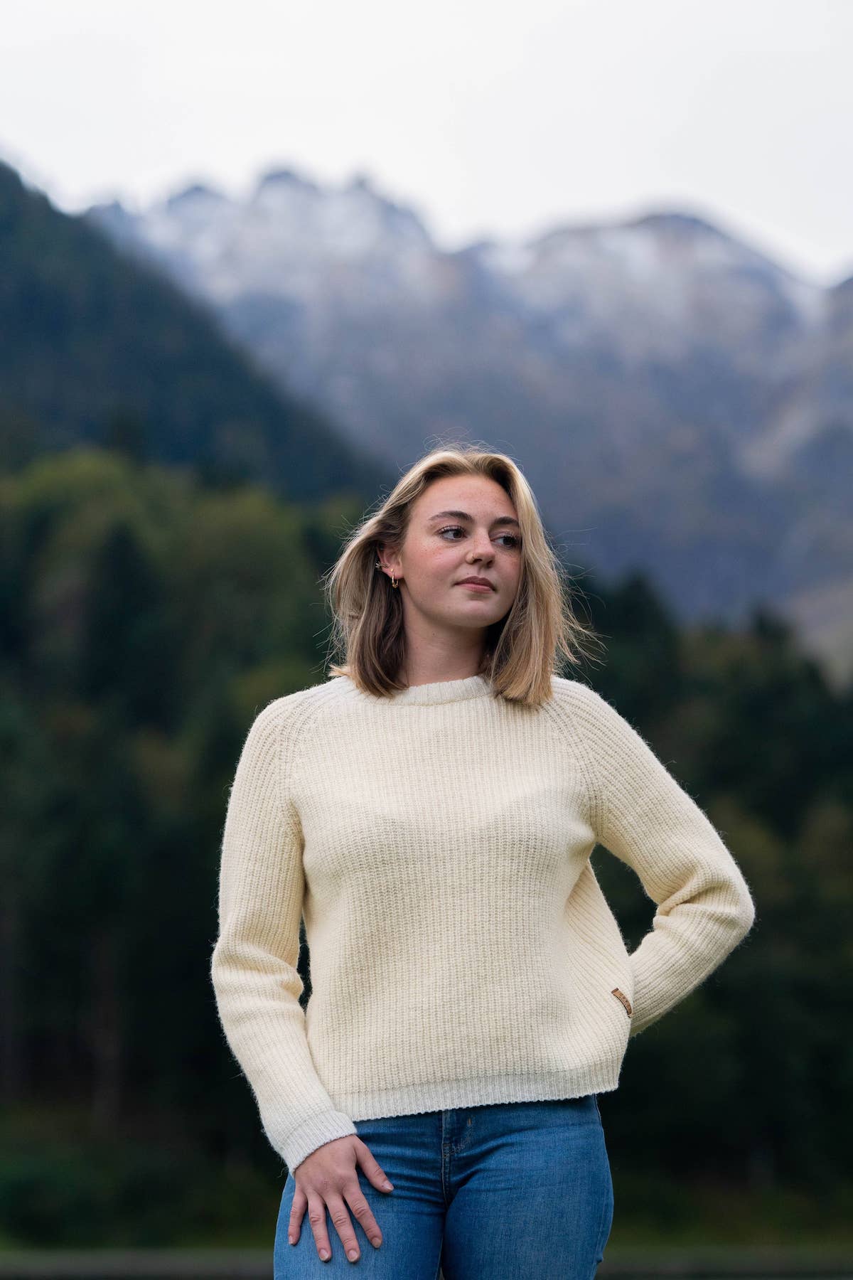 Pull éthique et responsable femme Néou, raglan à cote, écru blanc, en laine naturelle des Pyrenées et coton recycle Maison Izard artisanat made in France