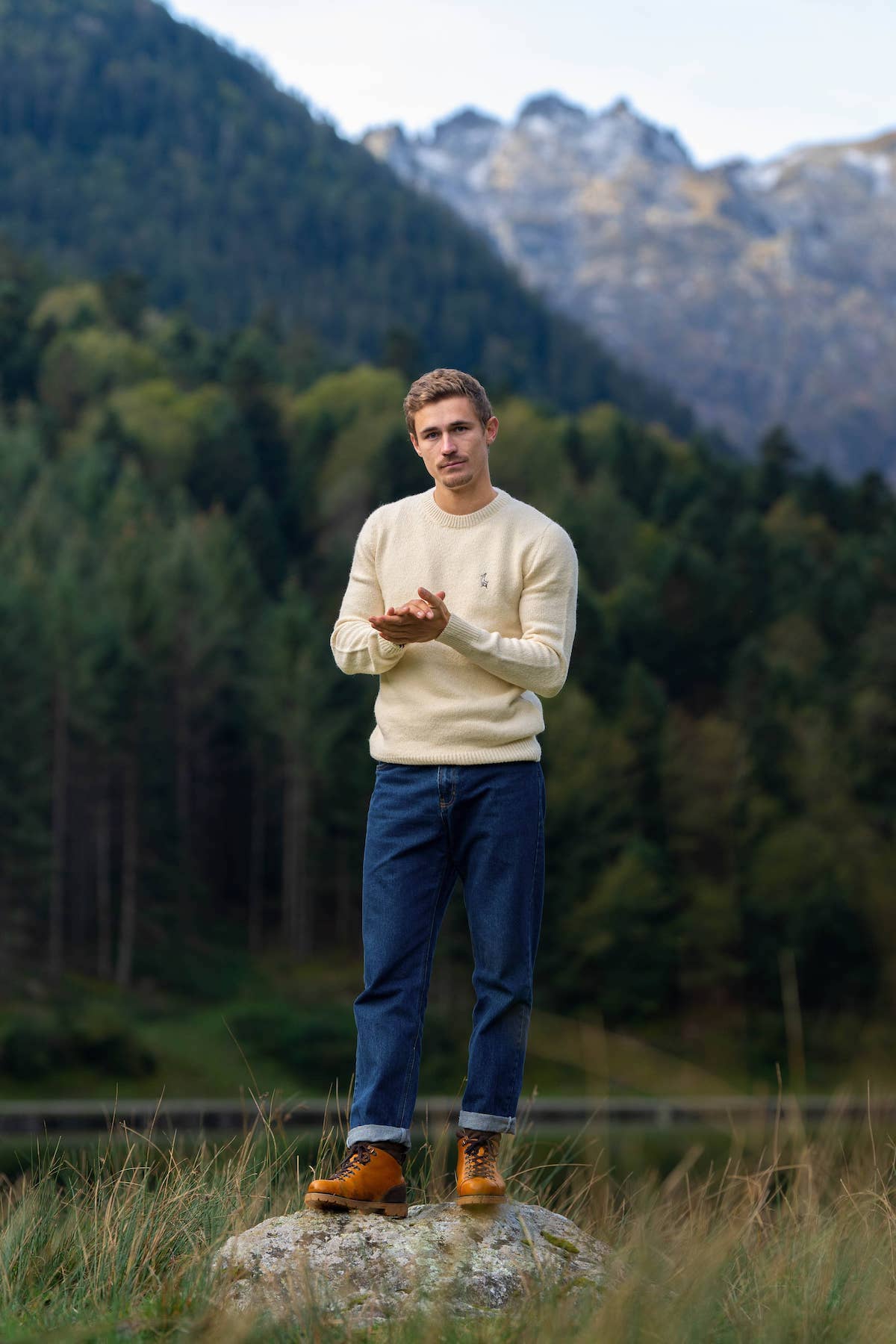 pull éthique homme col rond blanc écru en laine naturelle des Pyrénées et coton recyclé, artisanat made in France, maison izard