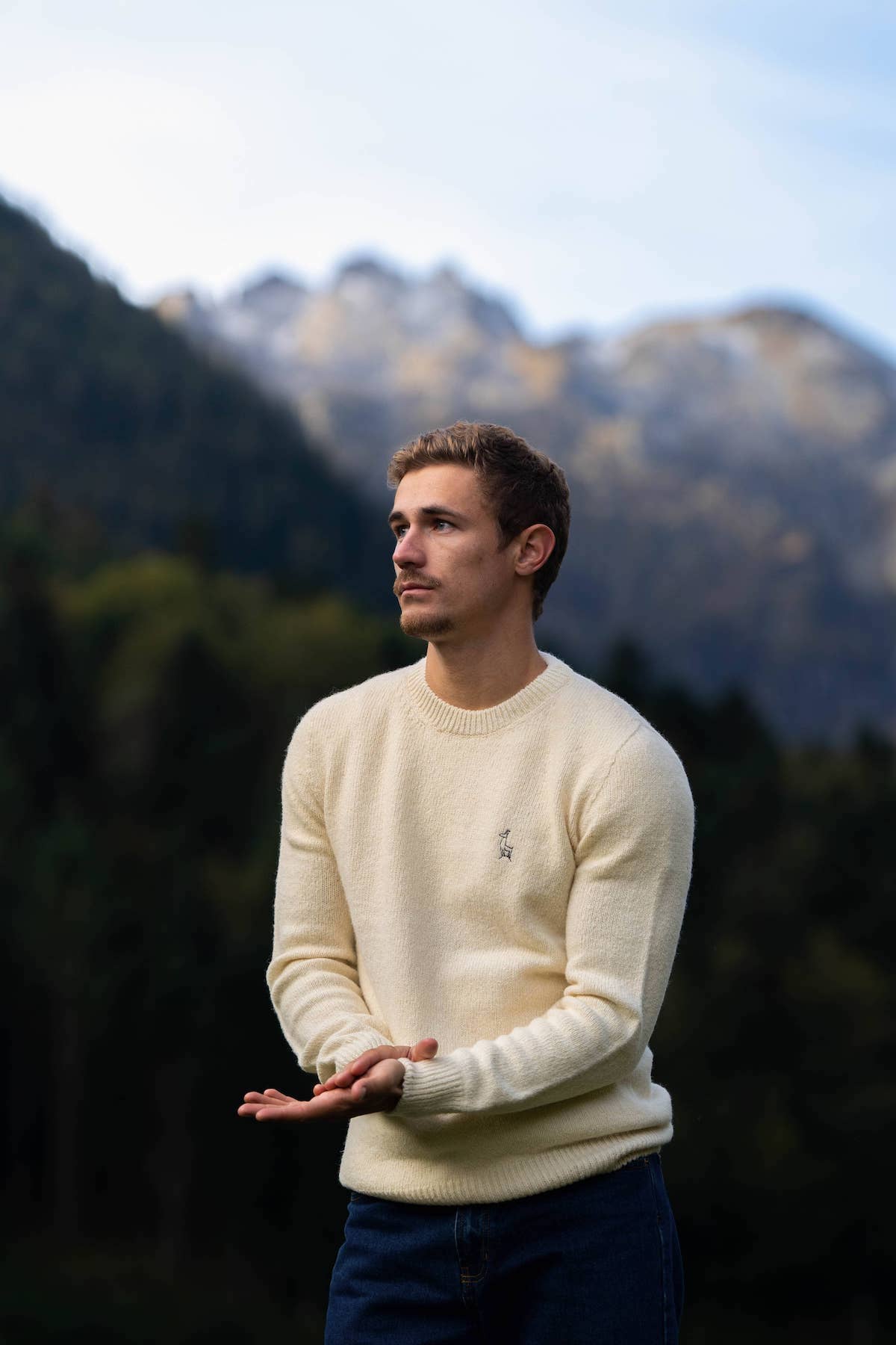 pull éthique homme col rond blanc écru en laine naturelle des Pyrénées et coton recyclé, artisanat made in France, maison izard