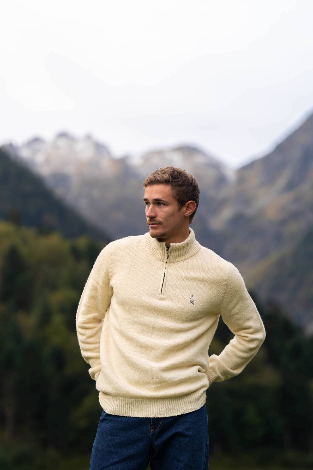 pull éthique homme col camionneur montant, blanc écru, en laine naturelle des Pyrénées françaises, et coton recyclé, artisanat made in France, maison izard