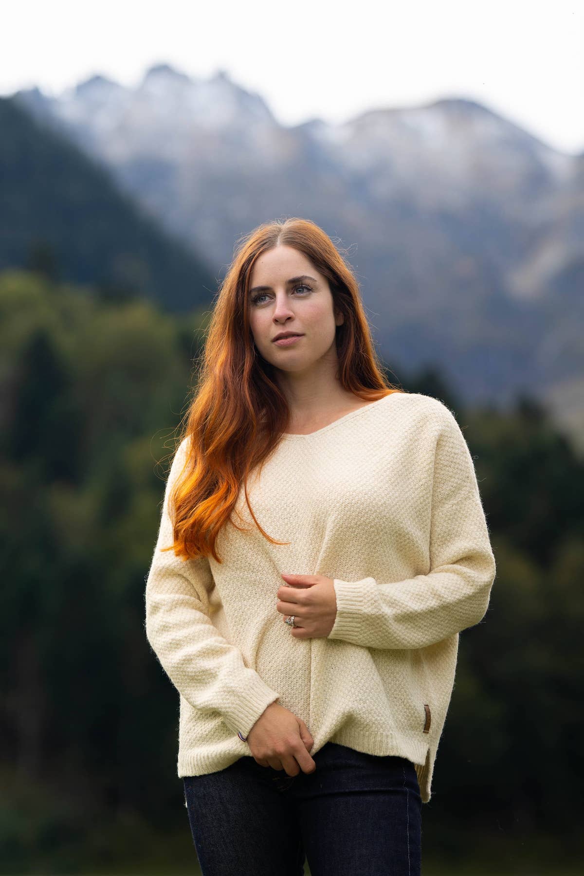 pull femme éthique et responsable, coupe loose oversize col en V, blanc écru, en laine naturelle des Pyrénées et coton recyclé, artisanat made in France, maison Izard