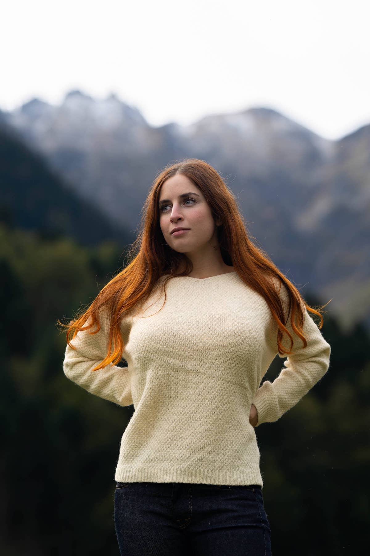 pull femme éthique et responsable, coupe loose oversize col en V, blanc écru, en laine naturelle des Pyrénées et coton recyclé, artisanat made in France, maison Izard