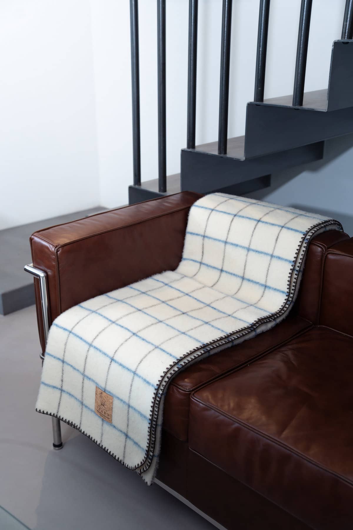 Plaid Calou laine naturelle écru à carreaux bleu et marron en laine française fabriqué dans les Pyrénées françaises