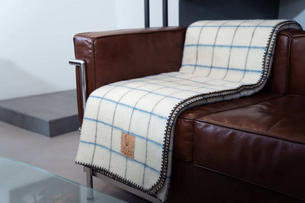 Texture du plaid Calou made in france écru à carreaux bleu et marron en laine française
