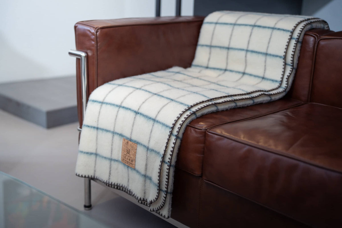Finition point coquille du plaid Calou écru à carreaux bleu paon et marron