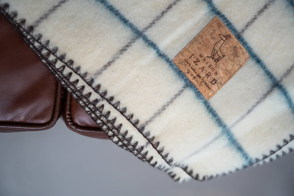 Finition point coquille du plaid Calou écru à carreaux bleu paon et marron