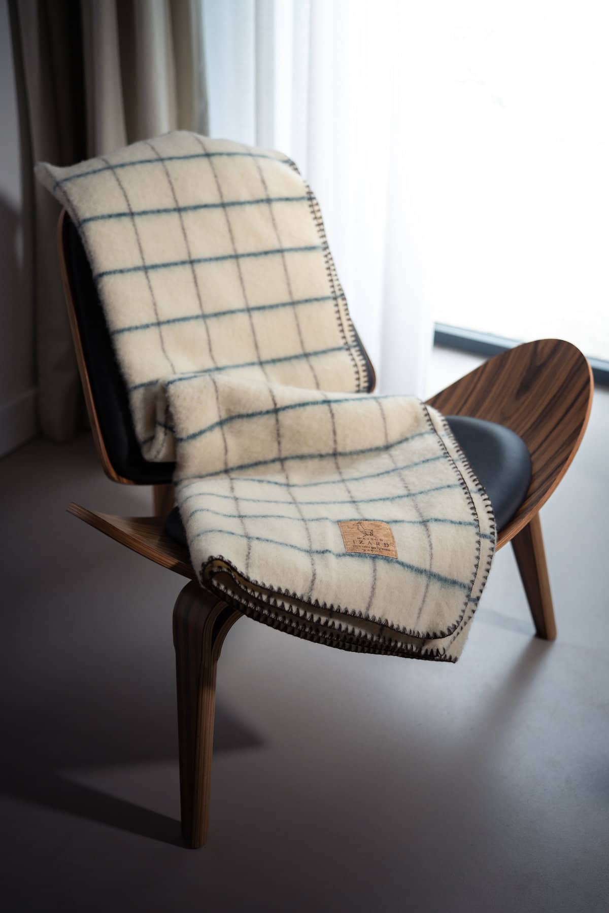 Texture du plaid Calou écru à carreaux bleu paon et marron en laine française