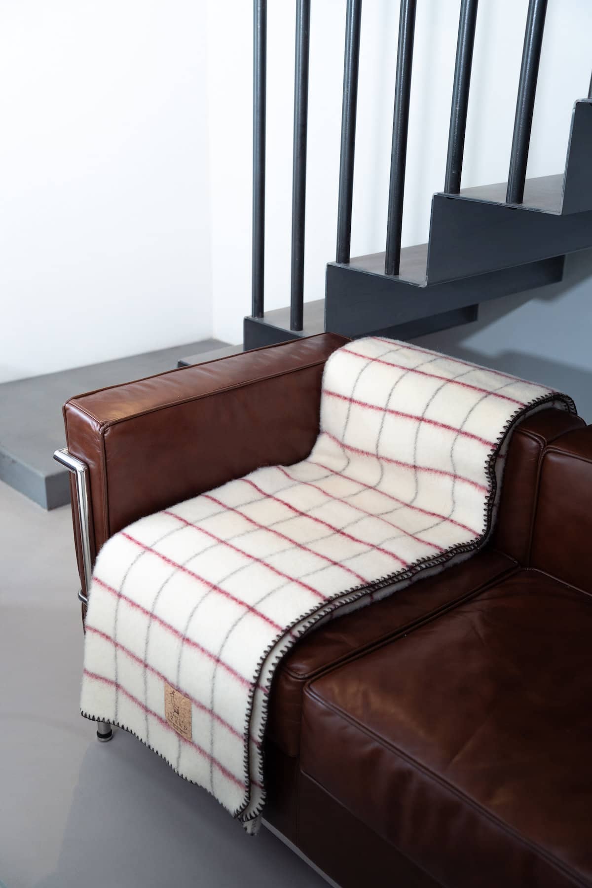 Plaid Calou écru à carreaux bordeaux et marron en laine française fabriqué dans les Pyrénées françaises