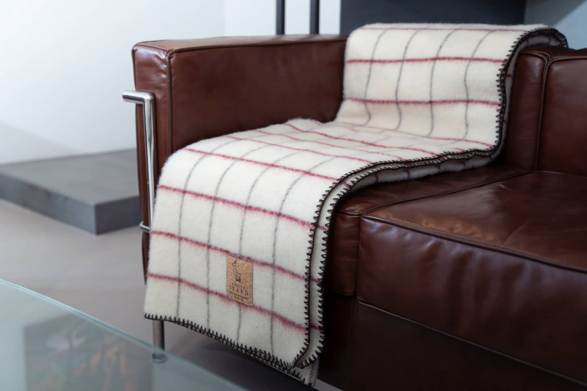 Texture du plaid Calou écru à carreaux bordeaux et marron en laine française