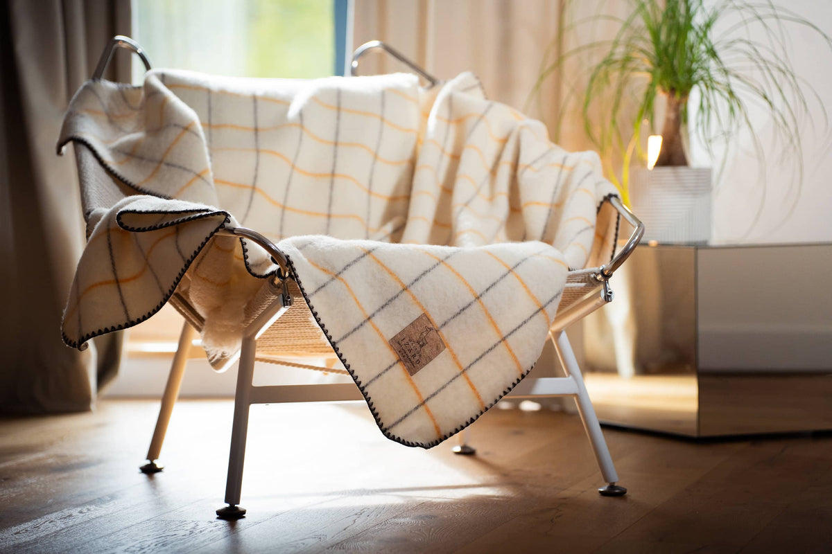 Finition point coquille du plaid Calou écru à carreaux jaune et marron made in france