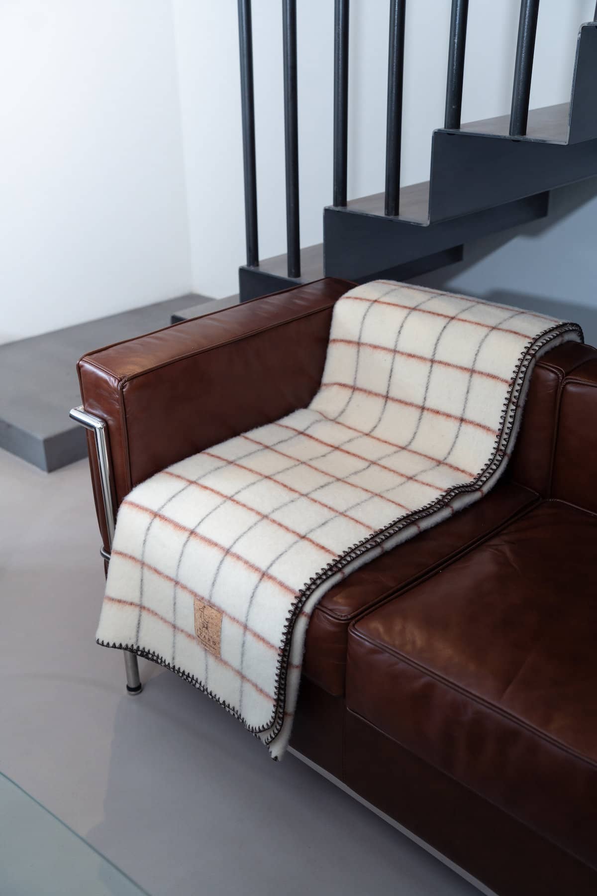 Plaid Calou écru à carreaux terracotta et marron en laine française fabriqué dans les Pyrénées françaises