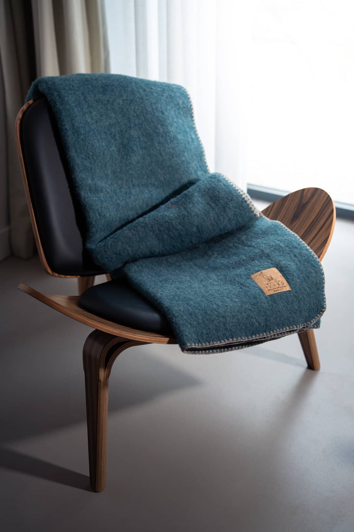 Plaid Calou bleu paon en laine française fabriqué dans les Pyrénées françaises