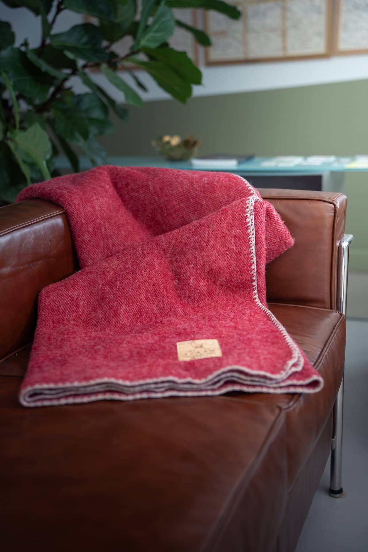 Plaid Calou marron en laine française avec finition point coquille