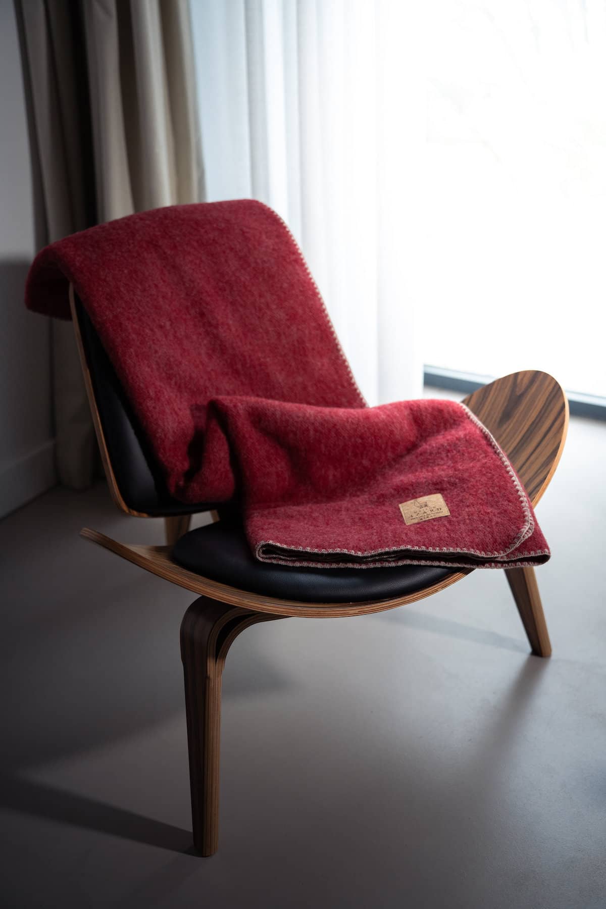 Plaid Calou bordeaux en laine française fabriqué dans les Pyrénées françaises