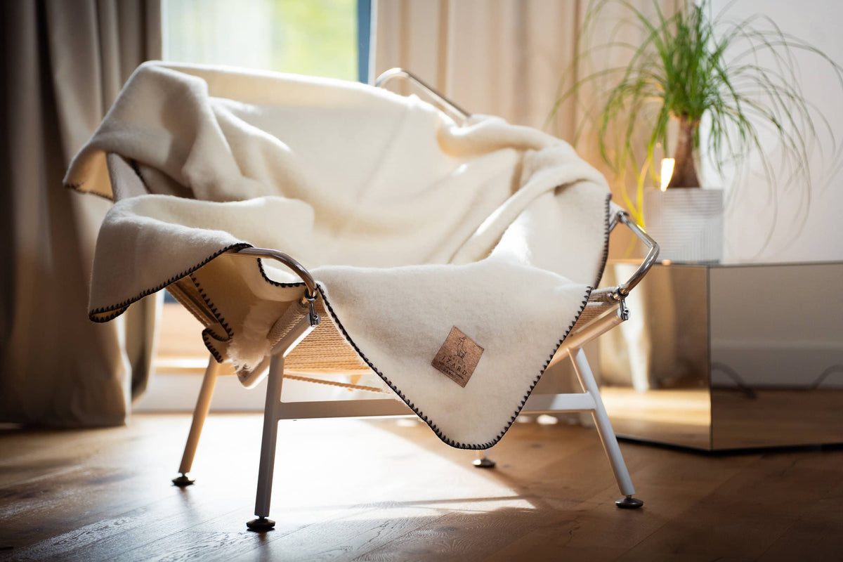 Plaid marron en laine française Calou posé sur un fauteuil