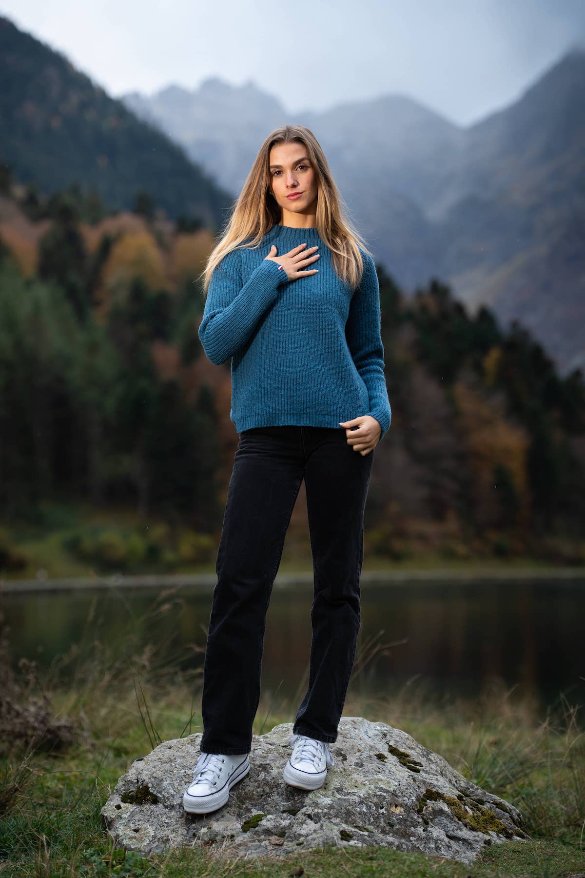 Pull éthique et responsable femme Néou, raglan à cote, bleu océan, en laine naturelle des Pyrénées et coton recyclé Maison Izard, artisanat made in France