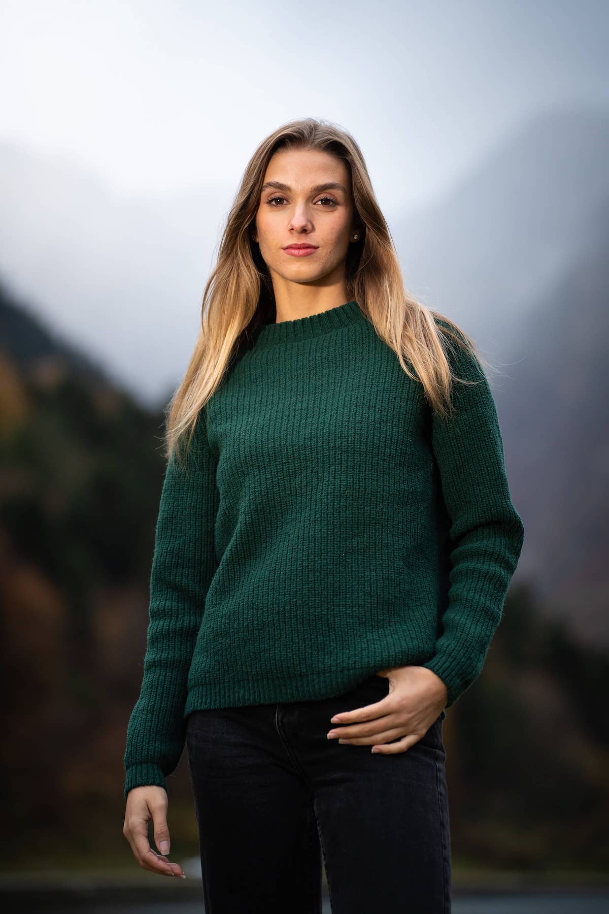 Pull éthique et responsable femme Néou, raglan à cote, vert sapin, en laine naturelle des Pyrénées et coton recyclé Maison Izard, artisanat made in France