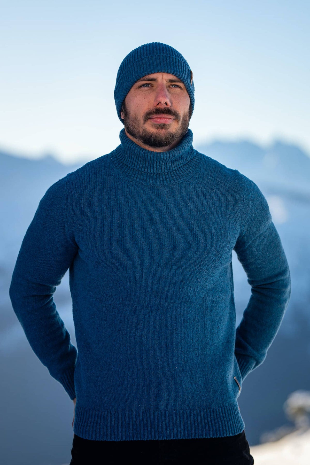 pull éthique homme, col roulé, coupe droite, bleu océan, en laine des Pyrénées et coton recyclé, made in France, maison izard