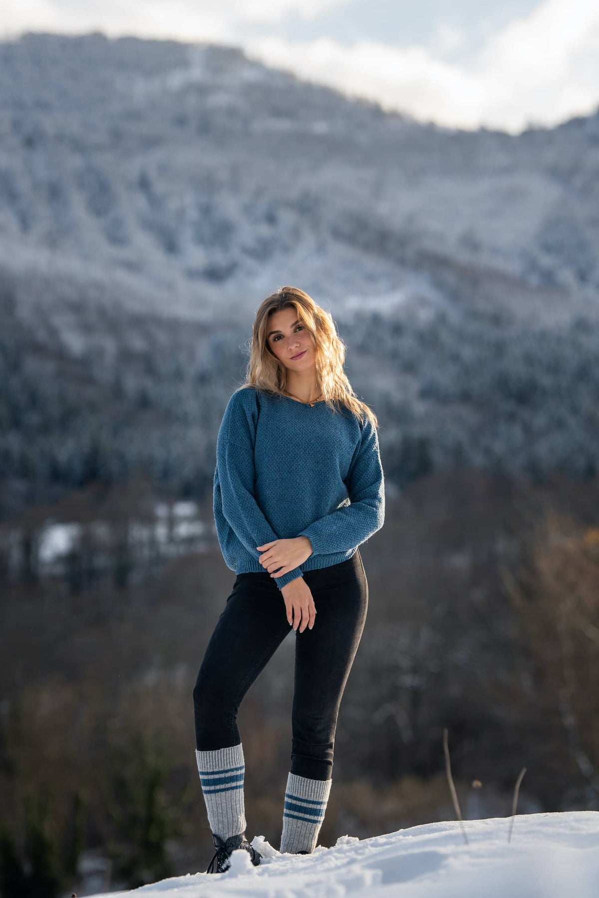 pull femme éthique et responsable, coupe loose oversize col V, bleu océan, en laine des Pyrénées et coton recyclé, made in France, maison Izard