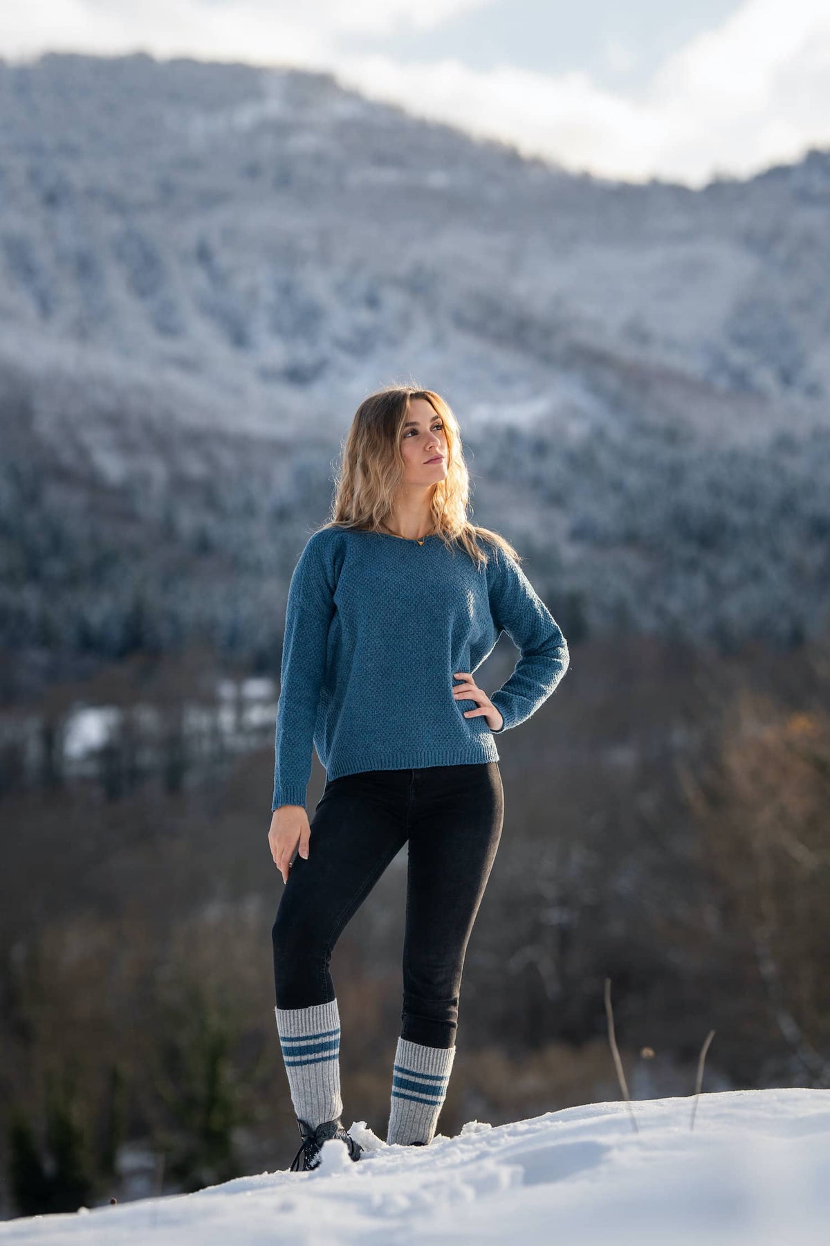 pull femme éthique et responsable, coupe loose oversize col V, bleu océan, en laine des Pyrénées et coton recyclé, made in France, maison Izard