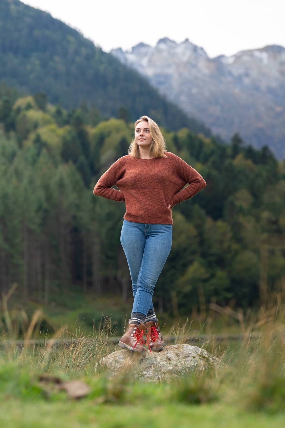 pull femme éthique et responsable, coupe loose oversize col V rouille, en laine des Pyrénées et coton recyclé, made in France, maison izard