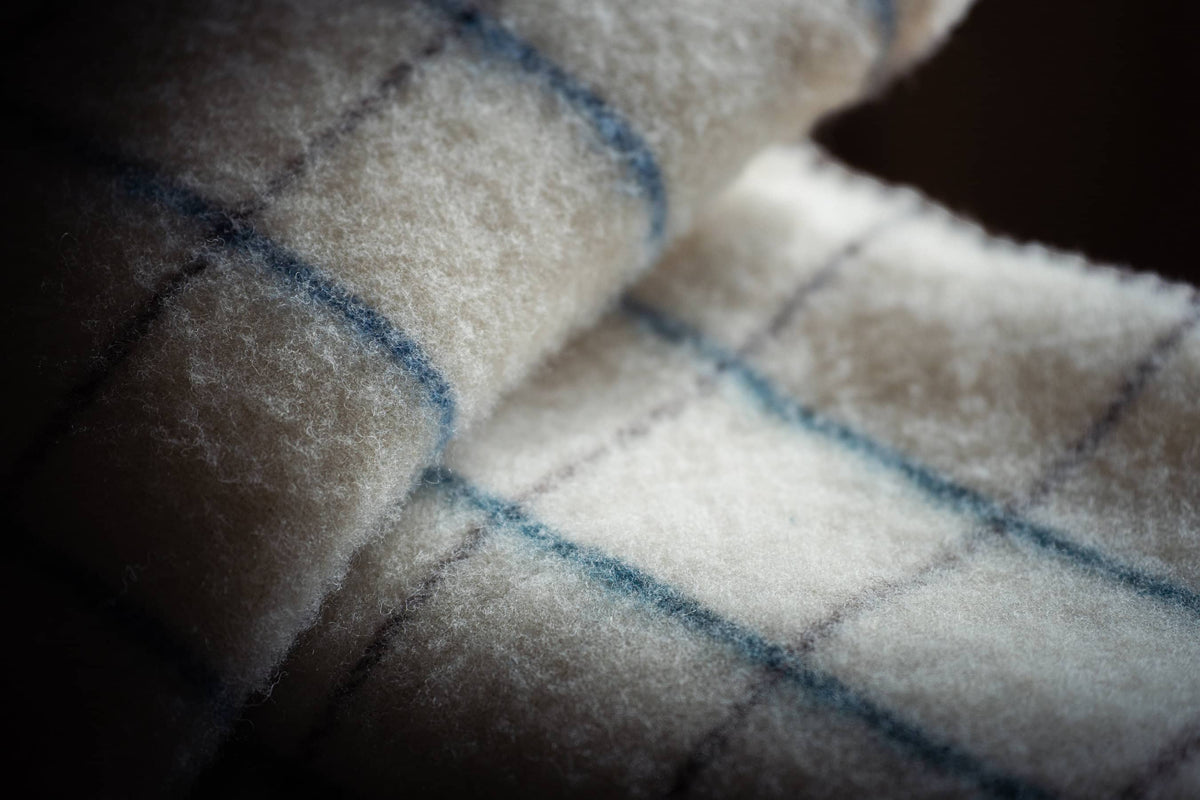 Plaid Calou écru à carreaux bleu et marron en laine française fabriqué dans les Pyrénées françaises