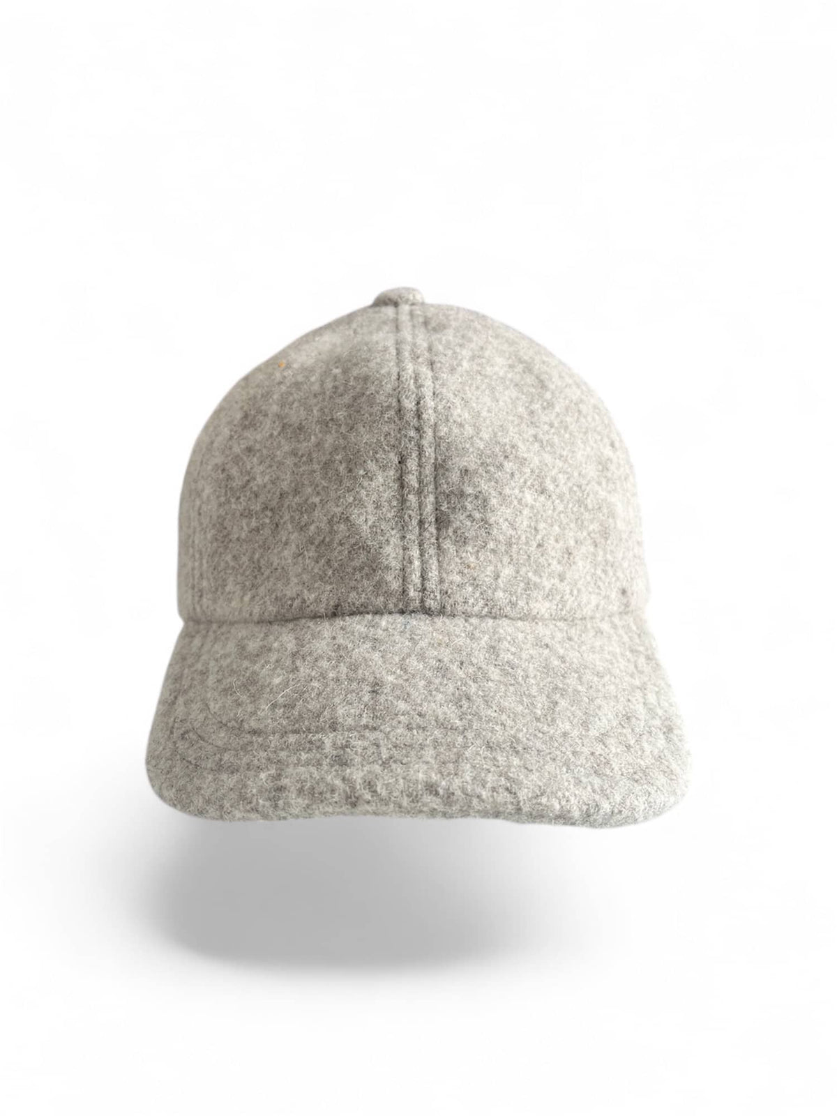 Casquette d'hiver mixte, en taille unique réglable, en laine naturelle des Pyrénées gris clair, artisanat made in france.