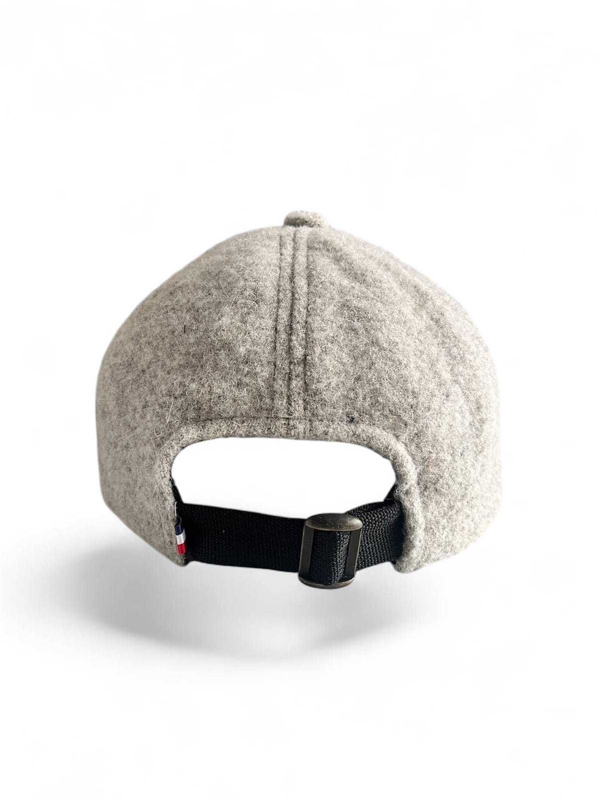 Casquette d'hiver mixte, en taille unique réglable, en laine naturelle des Pyrénées gris clair, artisanat made in france.