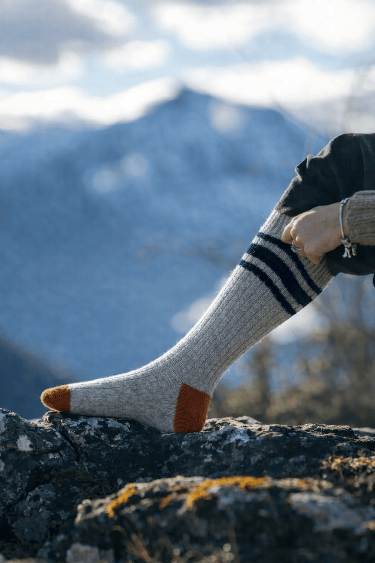 chaussettes en laine naturelle française, éthiques et responsables, gris clair, cognac, bleu marine, en laine des Pyrénées et coton recyclé, made in France, maison izard