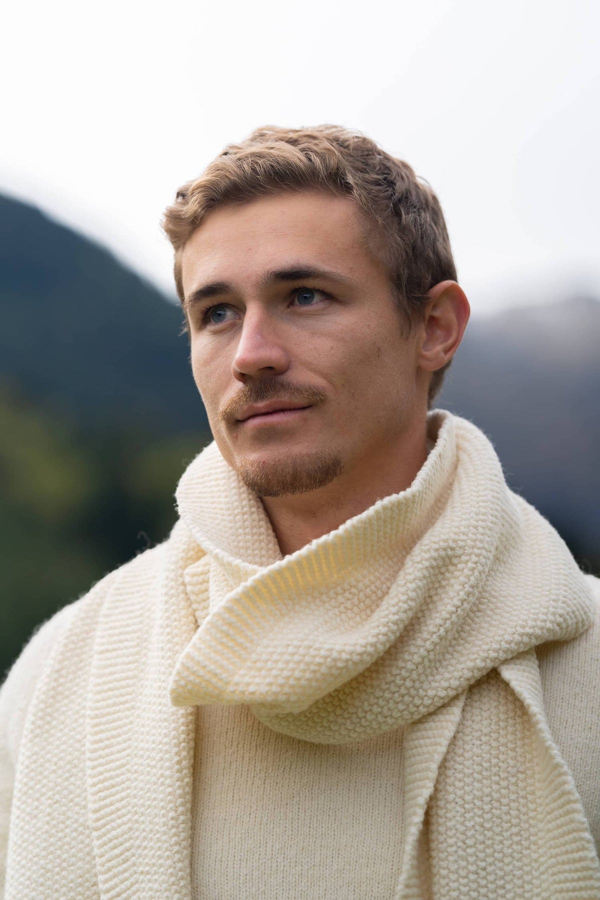 écharpe homme éthique et responsable, blanc écru, en laine des Pyrénées et coton recyclé ♻️, made in France 🇫🇷, maison izard