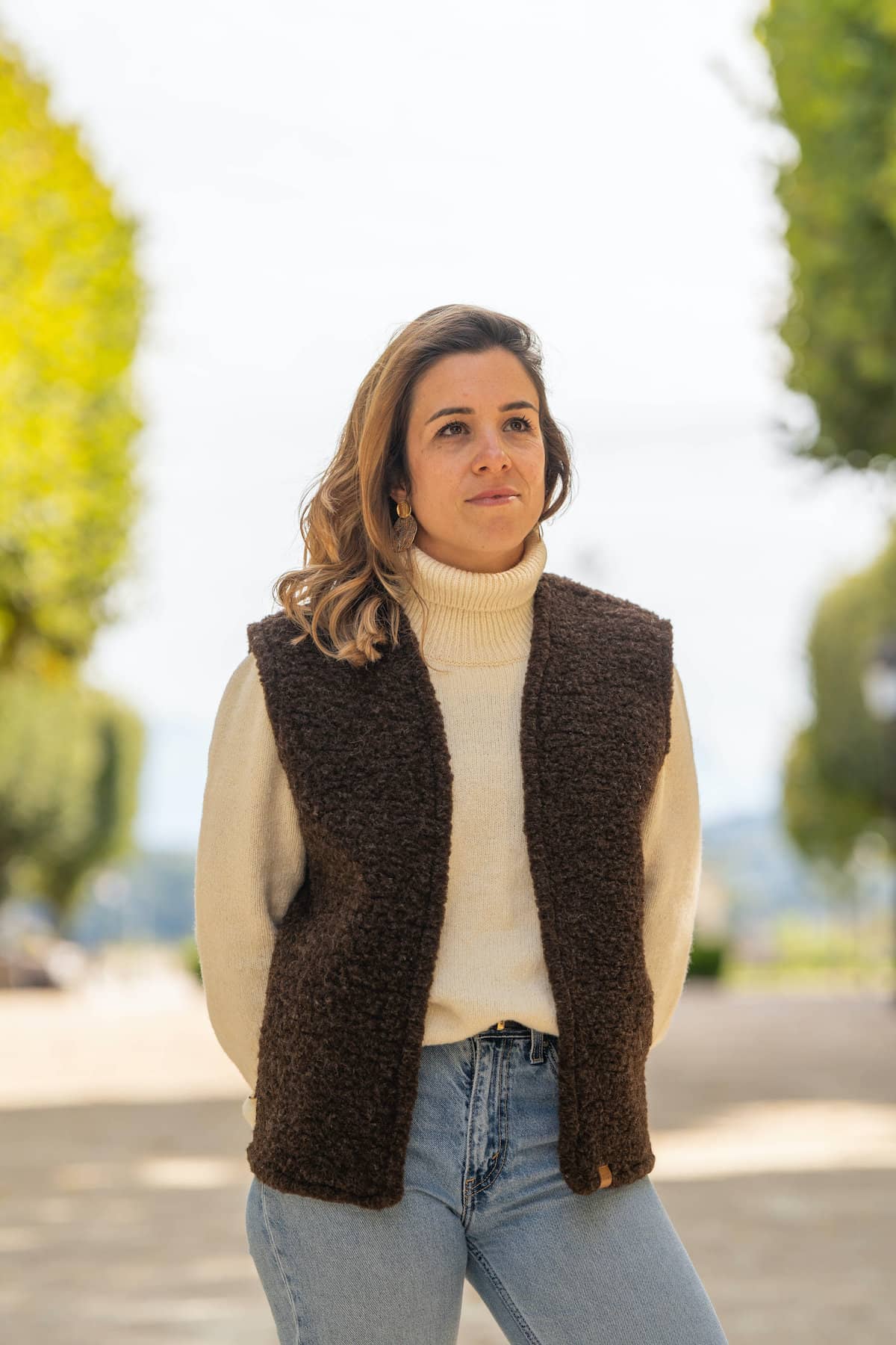 gilet de berger en mouton marron, sans manche, femme, laine naturelle des pyrénées françaises, artisanat made in france, maison izard