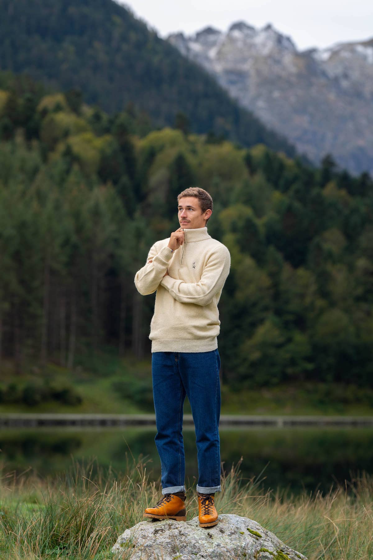 pull éthique homme col camionneur montant, blanc écru, en laine naturelle des Pyrénées françaises, et coton recyclé, artisanat made in France, maison izard