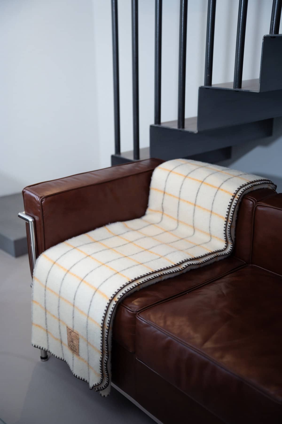 Plaid Calou laine naturelle écru à carreaux jaune et marron en laine française fabriqué dans les Pyrénées françaises