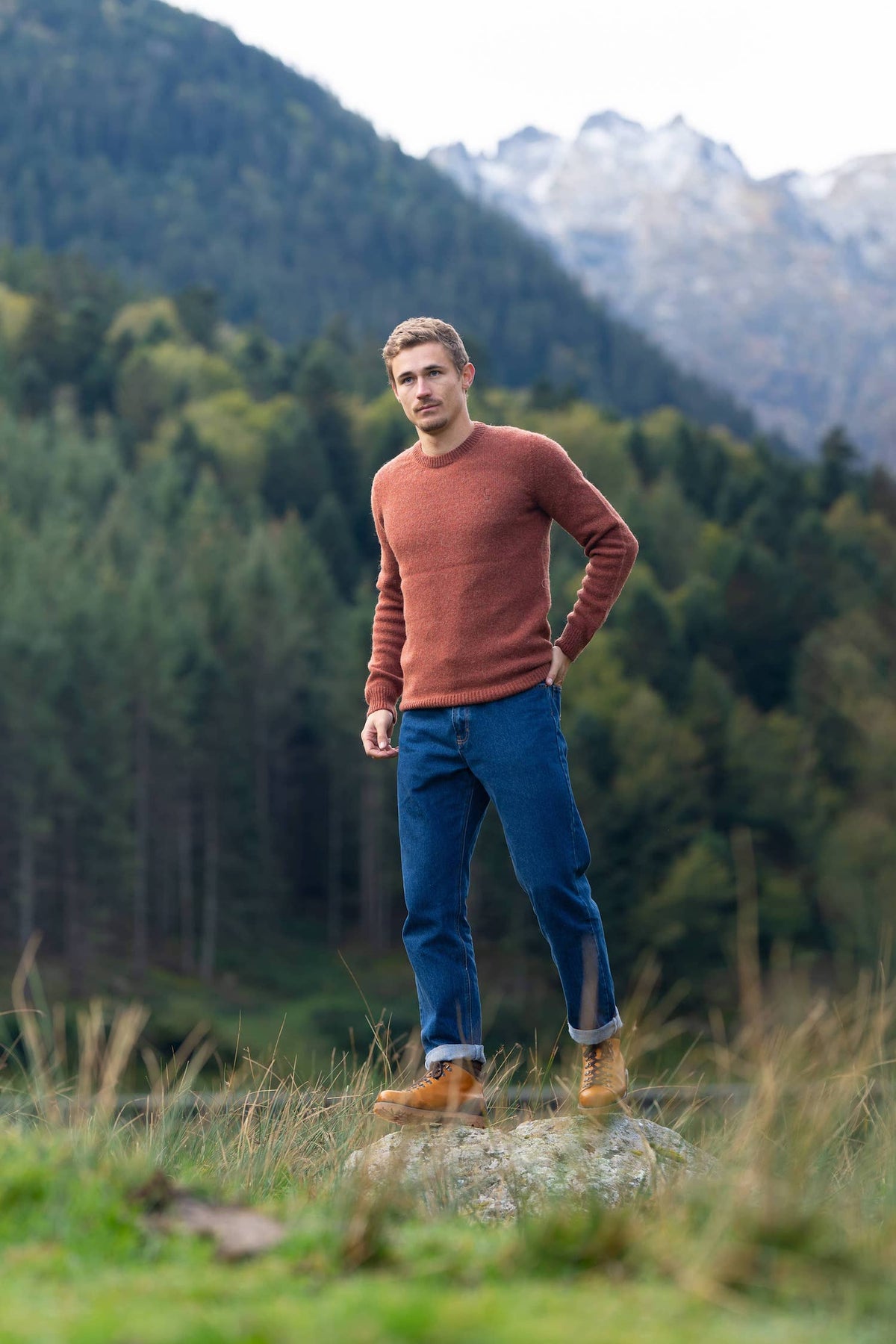 pull éthique homme col rond cognac, rouge brique, rouille, en laine des Pyrénées et coton recyclé, made in France, maison izard