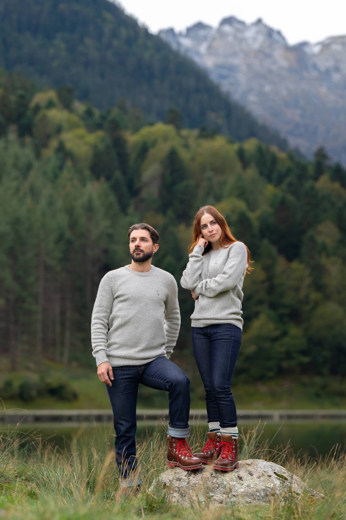 pull éthique mixte col rond, gris clair, en laine des Pyrénées et coton recyclé, made in France, maison izard